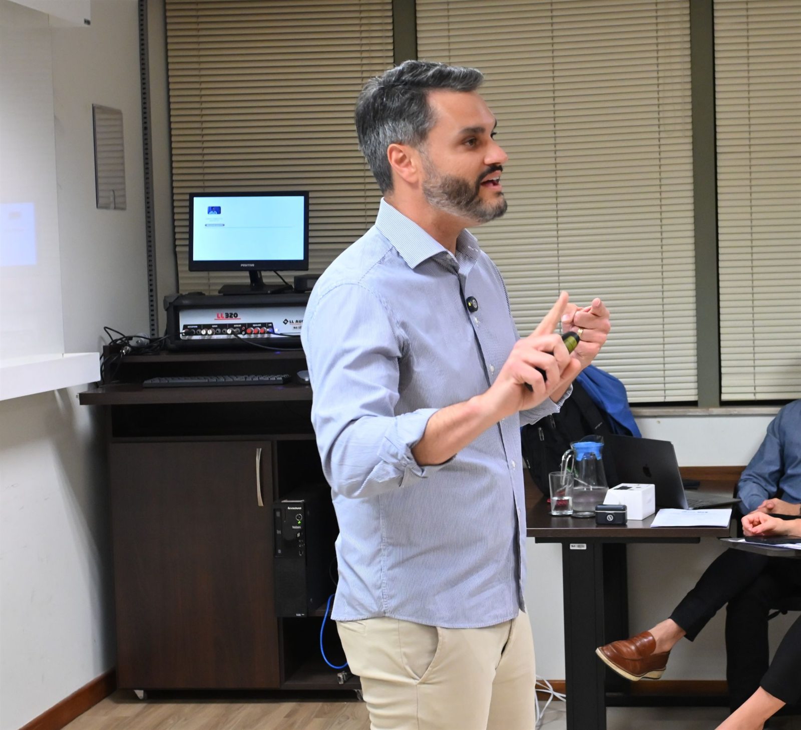 Leo Gomes conduzindo a conversa, no comando da sala